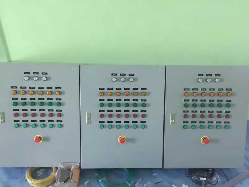 ตู้คอนโทรลสามใบที่ประกอบเสร็จพร้อมส่ง
