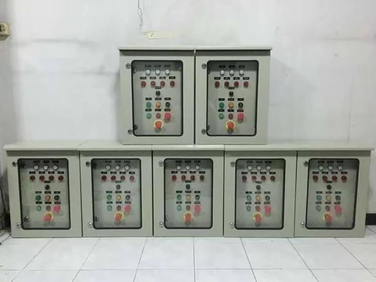 ตู้คอนโทรลหลายใบเรียงพร้อมส่งมอบ